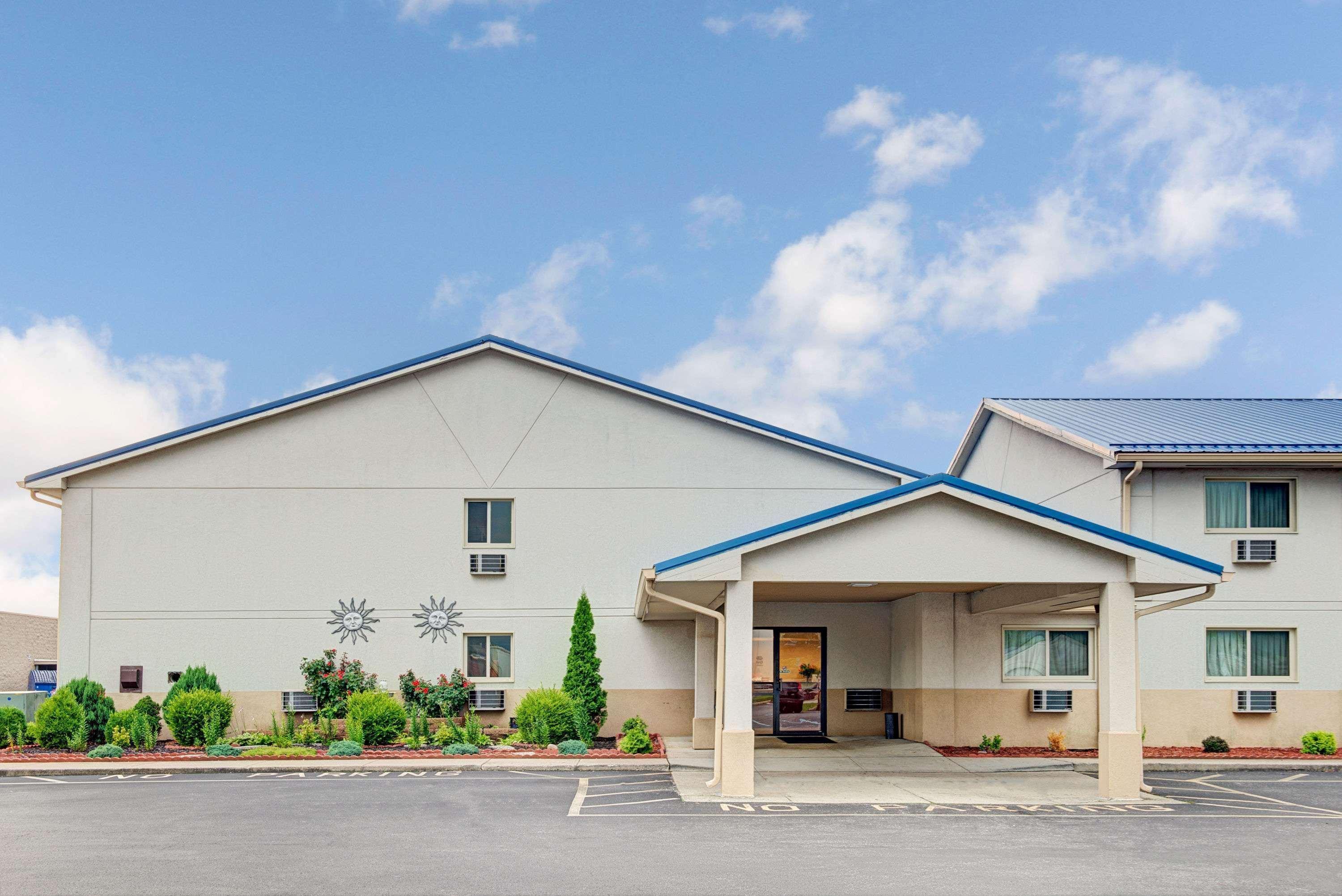 Super 8 By Wyndham Indianapolis Emerson Екстериор снимка