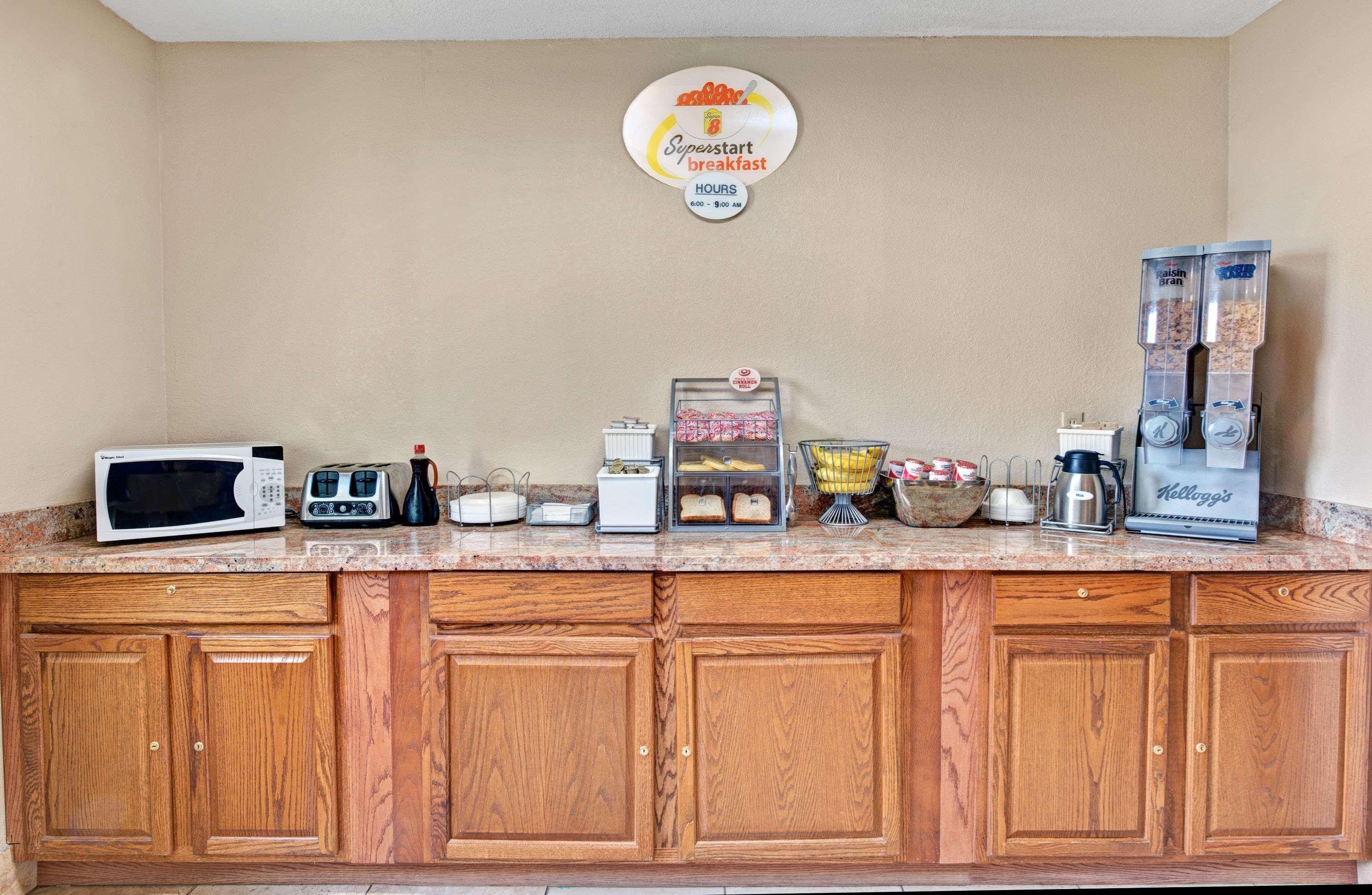 Super 8 By Wyndham Indianapolis Emerson Екстериор снимка