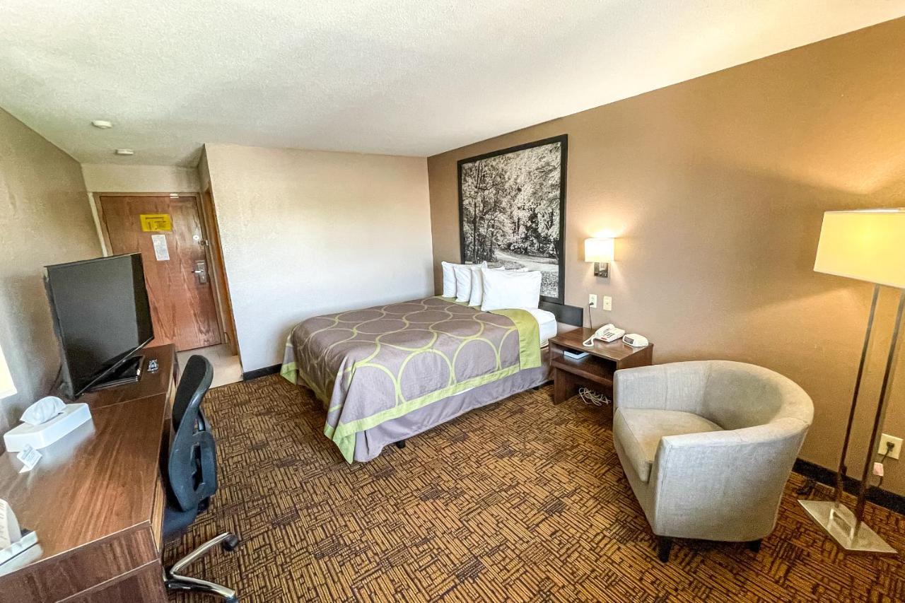Super 8 By Wyndham Indianapolis Emerson Екстериор снимка